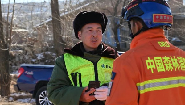 積石山地震發(fā)生后，朱貴民臨危受命，連夜組織人員設(shè)備馳援災(zāi)區(qū)。天還沒(méi)有亮，救援簡(jiǎn)易帳篷開始搭建，受災(zāi)群眾們?cè)诎踩貛鹑∨?，空氣中彌漫著緊張的氣息，“我們要加快救援速度，災(zāi)情不等人！”為保證計(jì)劃工期順
