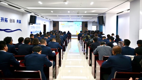 為進(jìn)一步強(qiáng)化國(guó)有企業(yè)思想政治工作，切實(shí)提升職工心理健康服務(wù)質(zhì)量和水平，引導(dǎo)廣大職工以健康的心態(tài)積極投身工作，助力和諧企業(yè)文化建設(shè)，近日，交科公司邀請(qǐng)心理咨詢師楊禮華為廣大干部職工開展了“壓力認(rèn)知與應(yīng)對(duì)