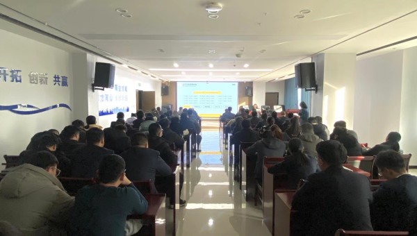 連日來(lái)，交科公司利用冬休契機(jī)，組織開展了冬季職工崗位能力提升培訓(xùn)，通過(guò)專業(yè)知識(shí)講授、管理制度講解、業(yè)務(wù)交流座談等形式，使廣大干部職工有效提升了業(yè)務(wù)素養(yǎng)、深入掌握了管理制度、強(qiáng)化了履職盡責(zé)意識(shí)，促進(jìn)標(biāo)準(zhǔn)