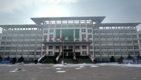 春節(jié)將至，大多數(shù)建設(shè)者已踏上歸途，但在臨夏積石山縣積石中學(xué)災(zāi)后維修項(xiàng)目施工現(xiàn)場(chǎng)，仍是一派如火如荼、干勁十足的繁忙景象，墻面修補(bǔ)、吊頂安裝、更換震損礦棉板等作業(yè)緊張有序進(jìn)行，為即將到來(lái)的新春佳節(jié)“渲染”