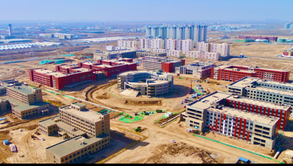 復(fù)工以來，蘭州工業(yè)學(xué)院蘭州新區(qū)新校區(qū)建設(shè)項目火力全開，走近各作業(yè)面，材料運輸車輛來回穿梭、支溝作業(yè)現(xiàn)場轟鳴作響、體育場周邊大型吊機往來運作、綜合管廊內(nèi)電焊火花飛揚……一派忙碌景象！據(jù)了解，項目部緊緊圍