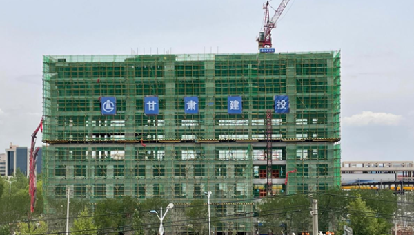 伴隨著辦公樓主體質(zhì)量驗收順利通過，標(biāo)志著甘肅省交科建設(shè)有限公司承建的蘭州大宏蘭州新區(qū)二期綜合辦公樓建設(shè)項目已邁向新的建設(shè)階段。自開工以來，項目管理團(tuán)隊秉承“只爭朝夕搶工期精心組織出精品”的理念，緊緊圍