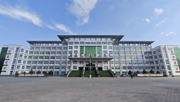 據(jù)悉，自承接積石中學災后維修任務以來，項目管理團隊嚴格制定施工計劃，倒排工期，掛圖作戰(zhàn)，保質(zhì)保量完成教學樓、宿舍樓、食堂、體育場門房內(nèi)外墻面修復、外墻保溫施工、屋面防水施工、地磚修復、成品保護、柱頭包