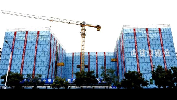 10月16日，由甘肅省交科建設有限公司承建的蘭州新區(qū)新材料產業(yè)園區(qū)公共服務平臺項目主體結構順利封頂，為該項目二次結構和裝飾裝修奠定堅實基礎。據了解，該項目為公共建筑工程，自建設以來，項目管理團隊面對工