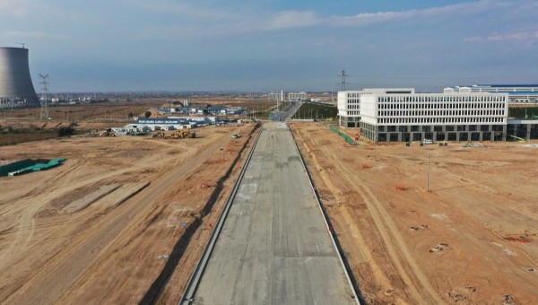 10月15日，記者走近蘭州新區(qū)城市礦產與表面處理產業(yè)園(二期)周邊基礎設施項目-園區(qū)西路南延段(緯五十路至緯二十八路)，一條不斷向南延伸的道路已初具雛形。據悉，該項目由甘肅建投承建，道路全長5.67k