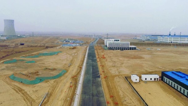 “目前，該項(xiàng)目路槽已開挖5.1公里，結(jié)構(gòu)層施工完成2.1公里，管網(wǎng)施工進(jìn)度達(dá)到60%，現(xiàn)場(chǎng)投入挖掘機(jī)、混凝土泵車等機(jī)械設(shè)備二十余臺(tái)，勞務(wù)作業(yè)人員五十余名正在加緊作業(yè)！”項(xiàng)目負(fù)責(zé)人告訴筆者，項(xiàng)目在春節(jié)后