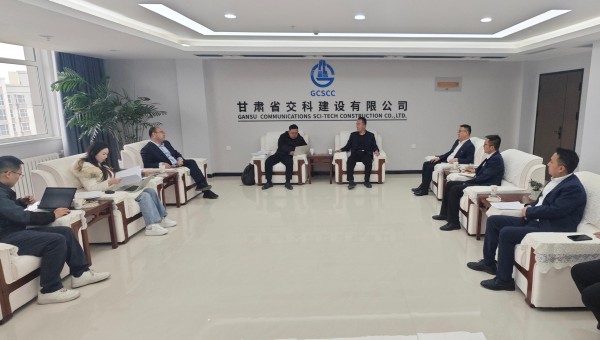 3月27日，順豐集團一行到甘肅省交科建設(shè)有限公司考察調(diào)研，雙方就各自發(fā)展優(yōu)勢、未來合作領(lǐng)域與方向、促進國企民企協(xié)同發(fā)展等方面進行了深入座談交流。