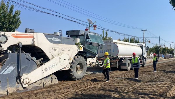 隨著大型冷再生機組緩緩駛過，一段平整嶄新的試驗段路面隨即成型。近日，由西部市政建設集團一公司承建的慶陽市正寧縣S501線五頃塬至三嘉公路項目全深式就地冷再生試驗段順利完成攤鋪作業(yè)。據(jù)悉，該項目攤鋪試驗