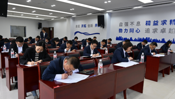 “本屆競賽試題結(jié)合了財務業(yè)務實際、制度與核算辦法，設置會計實務全流程核算應用題，重點考察選手們專業(yè)知識綜合運用能力、全流程業(yè)務處理能力和實際問題解決能力！”5月12日，西部市政建設集團工會“2025年