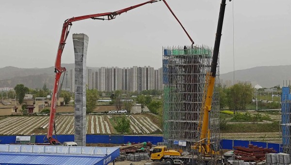 在西部市政建設(shè)集團四公司臨夏市環(huán)城北路橋梁及附屬工程（二期）項目現(xiàn)場，鋼筋加工區(qū)火花飛揚、安裝墩柱區(qū)一件件鋼筋骨架安全運達、泵車將一方方混凝土輸送至墩柱澆筑......現(xiàn)場一片繁忙景象。自四月復工以來