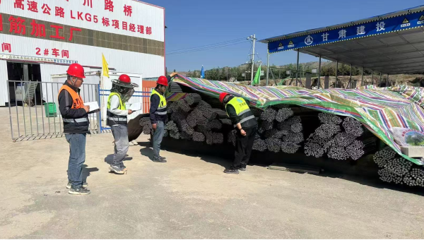 連日來，由西部市政建設(shè)集團承建的康樂縣北濱河路西段及連接線道路項目建設(shè)有序推進，路基處理、管道安裝、涵洞和橋梁等多個作業(yè)面同步施工，全體建設(shè)者用汗水澆筑市政道路建設(shè)基石，以實干精神推進項目履約取得新成